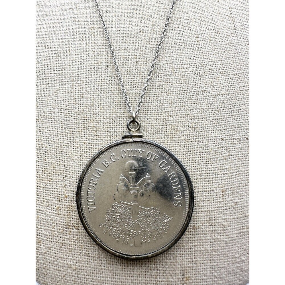 Vintage Sterling Silver Canada Victoria Coin 1982 Necklace 20”